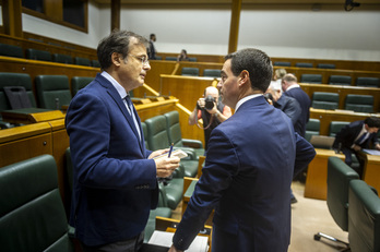 El consejero de Salud, Alberto Martinez, junto al lehendakari, Imanol Pradales, en el Parlamento.