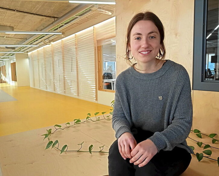 Amaiur Egurrola, Ernaiko bozeramailea, NAIZ Irratiko estudio nagusian.