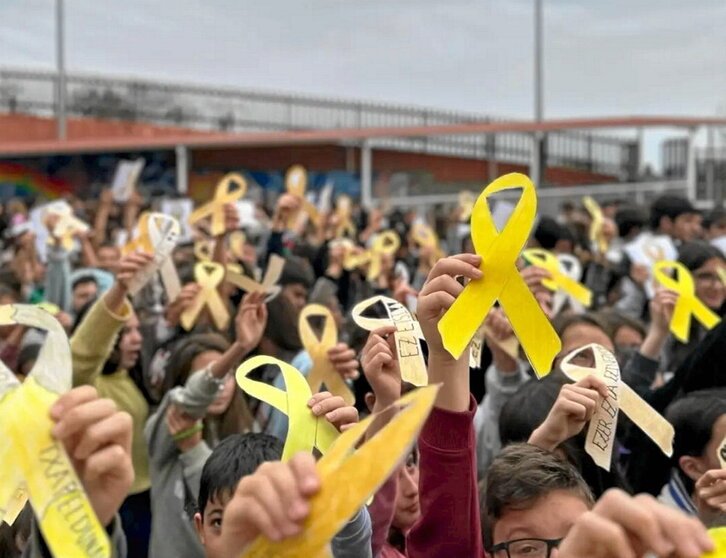 Ikastetxe batean haur minbizia bistaratzeko egindako kanpaina.