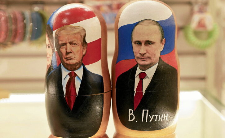 Muñecas Matryoshka con las figuras de Trump y de Putin.