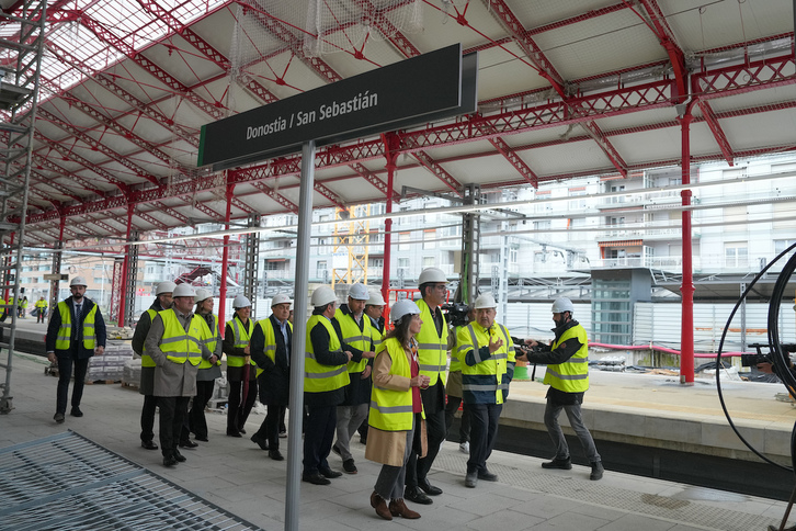 El ministro Puente y el resto de autoridades han visitado las obras de la estación del Norte de Donostia.