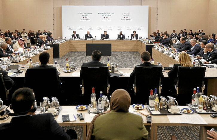 Emmanuel Macron presidente frantziarra, Siriari buruzko goi-bileran mintzatzen.