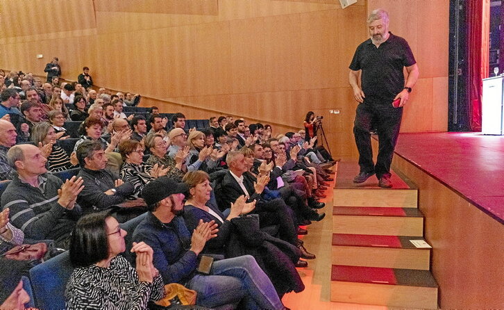 Alberto Goñi recibe el aplauso de los participantes en el acto tras intervenir en nombre de las víctimas.