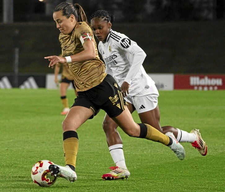 Amaiur conduce el balón perseguida por Linda Caicedo.