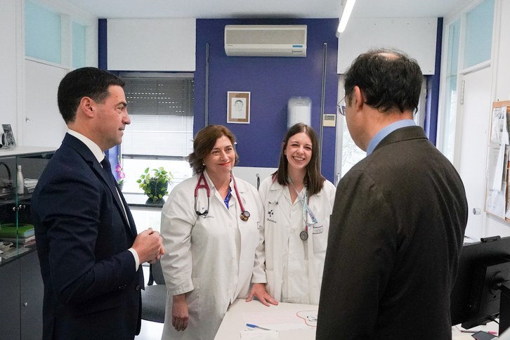 Imanol Pradales y Alberto Martínez han visitado el centro de salud de San Martín, que vuelve a ser PAC.