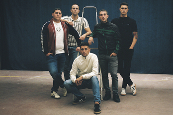 Argazkian eskuinean ageri da Manex Egaña Brigade Locoko bateria-jotzailea.