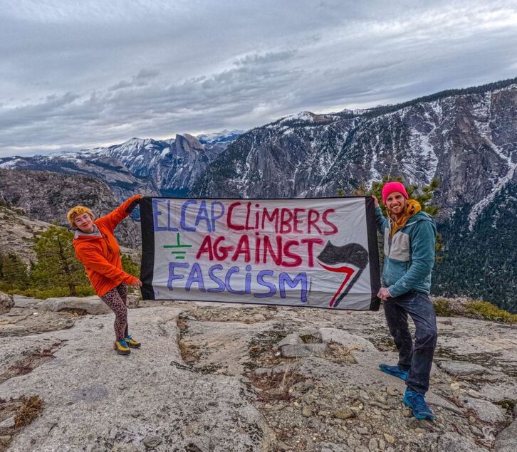 Solien Kentzel eta Seb Berthe, Kapitaineko gailurrean, faxismoaren aurkako pankartarekin.