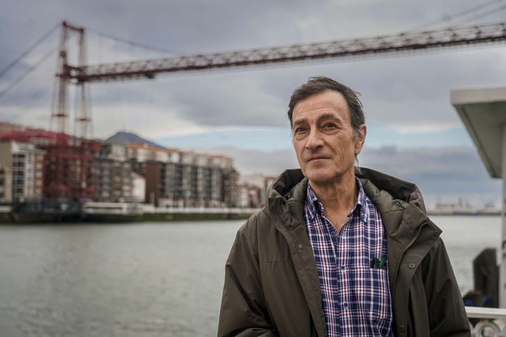 Joseba García Celada posa en Areeta, con el puente colgante de fondo.