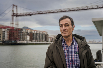 Joseba García Celada posa en Areeta, con el puente colgante de fondo.