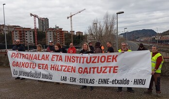 Un momento de la concentración para denunciar en el puerto de Pasaia la muerte de un transportista en accidente laboral.