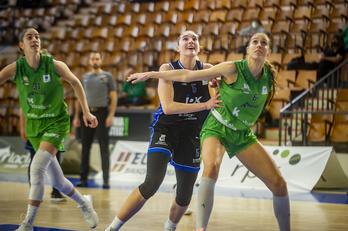 Maria Eraunzetamurgil, IDK Euskotren taldearekin jokatzen bere aurreneko aldian.