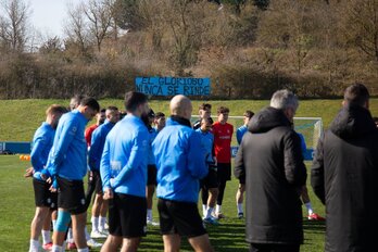 Los aficionados han colocado una pancarta en Ibaia con el lema 'El Glorioso nunca se rinde'.