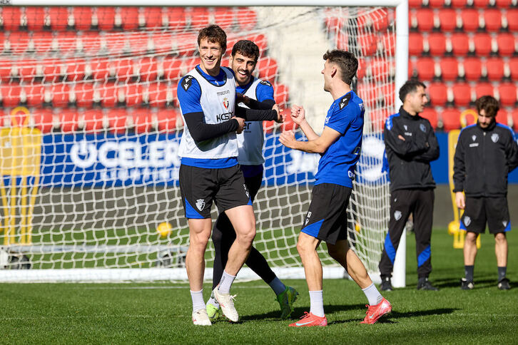 Herrando, la novedad más importante del probable once de Vicente Moreno, bromea con Catena y Aimar en la últimas sesión rojilla.