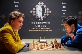 El alemán Vincent Keymer, a la izquierda, encara al joven prodigio uzbeko Sindarov, en una partida del «Freestyle Chess».