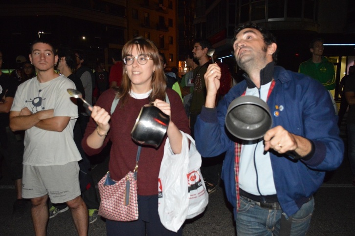 Cacerolada ante la comisaría de la Policía española en Lleida, en protesta por las cargas del 1-O..