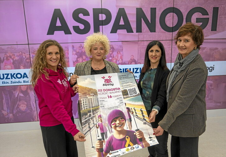 Nerea Goikoetxea, ezkerrean, Aspanogiren asteburuko ekintzen aurkezpenean.