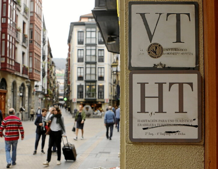 Portal con una vivienda y habitación  de uso turístico en pleno Casco Viejo de Bilbo.