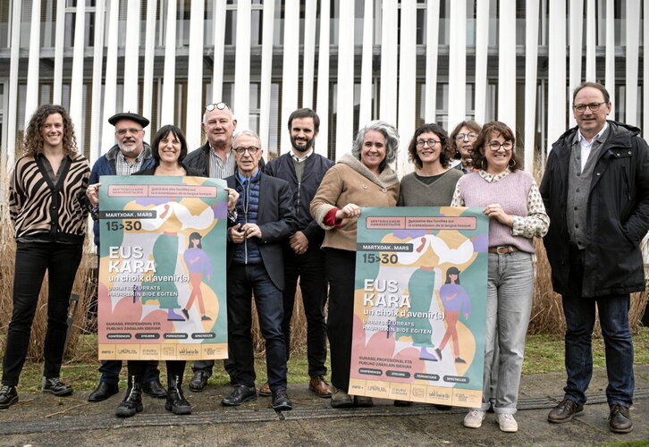 Lau herrietako auzapezak eta hautetsiak, euskara sustatzeko egitasmoa aurkezten.