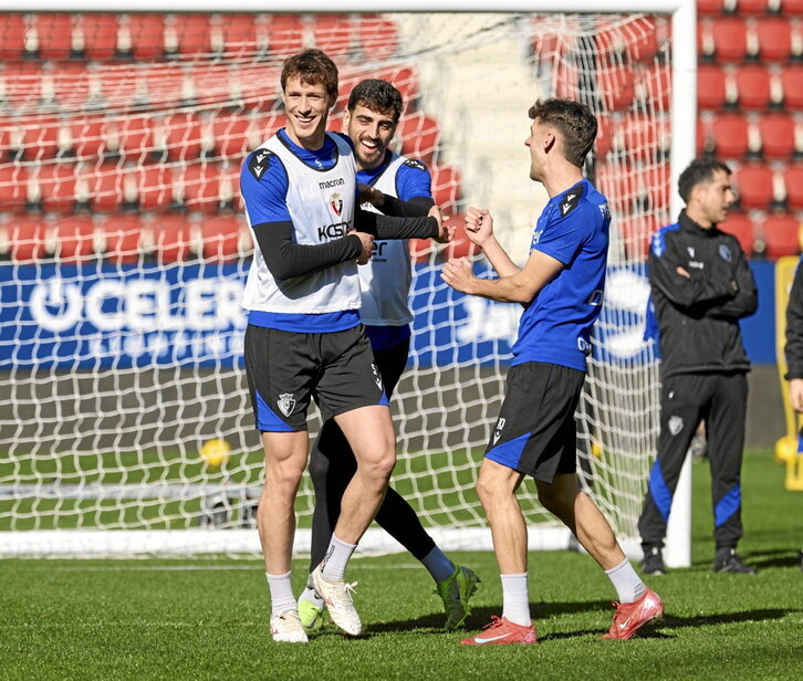 Herrando, casi seguro sustituto de Boyomo, bromea con Catena y Aimar.