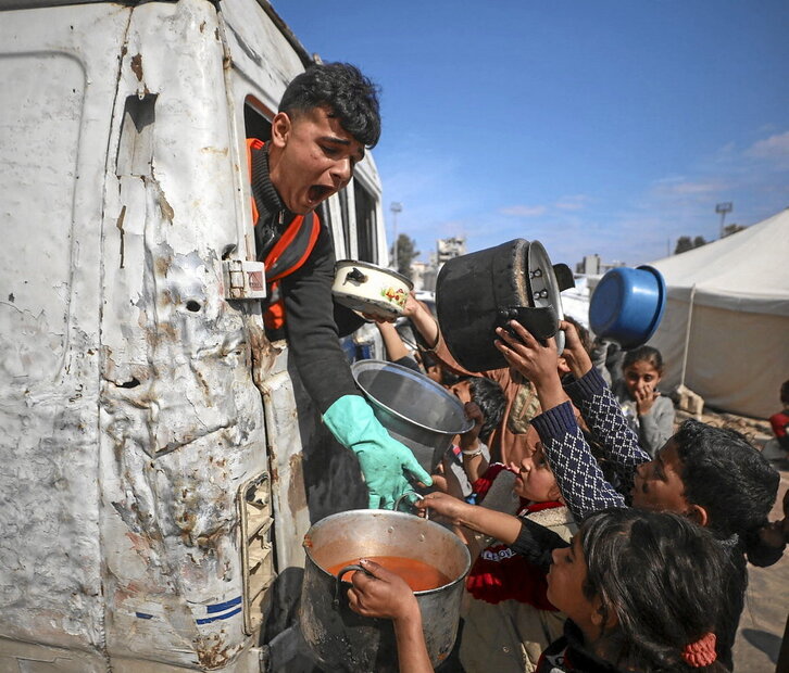 Reparto de comida en Ciudad de Gaza.