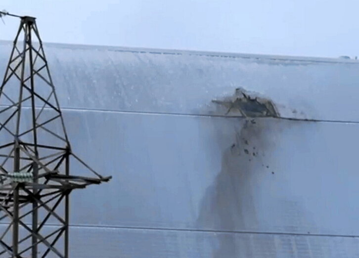 Daños en el sarcófago del reactor de Chernóbil tras el impacto del dron.