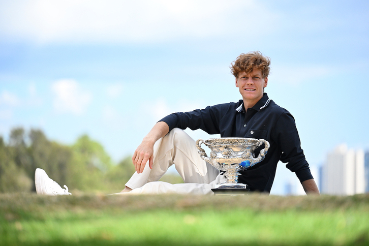 Sinner, tras imponerse en el Open de Australia, ha sido suspendido por tres meses por dopaje.