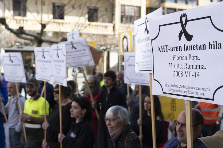 En la marcha de AHT Gelditu! se ha recordado a los trabajadores muertos en las obras del TAV.