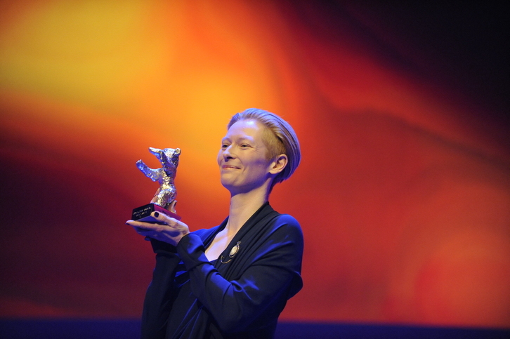 Tilda Swinton muestra el codiciado León de Oro.