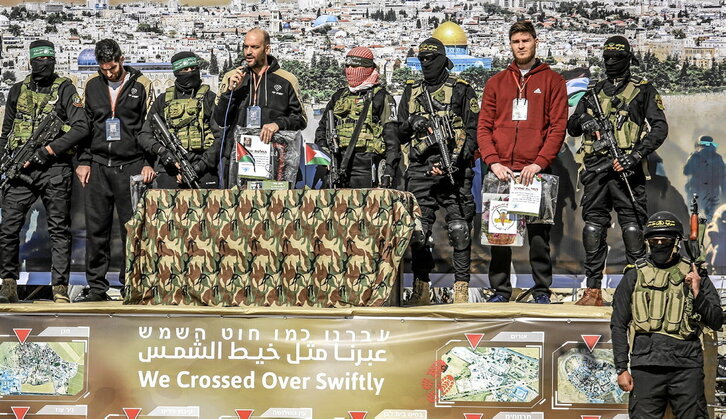 Iair Horn toma la palabra en el acto en que él y otros dos ciudadanos israelíes quedaron en libertad.