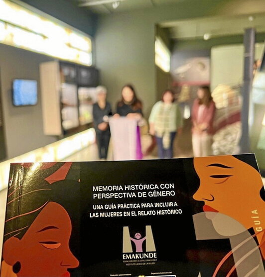 Portada de «Memoria histórica con perspectiva de género», en su presentación en Bilbo.