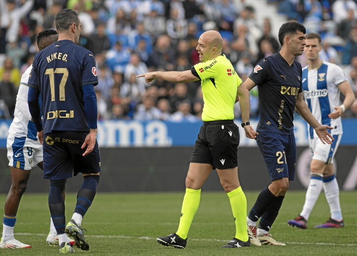 González Fuertes pitó tres penaltis y sacó una roja directa a instancias del VAR.