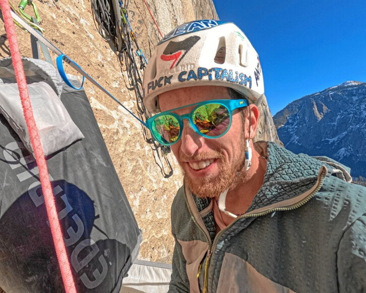 Solien Kentzel eta Seb Berthe, Kapitaineko gailurrean, faxismoaren aurkako pankartarekin.