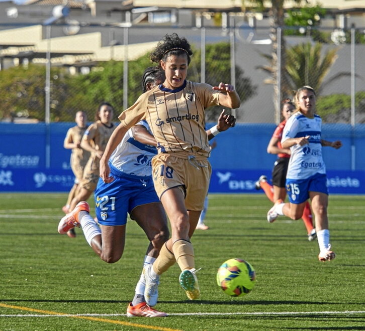 Elba se lleva el balón ante Gift Monday.