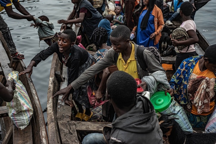 Refugiados huyendo de la zona de combates en Kivu Sur.