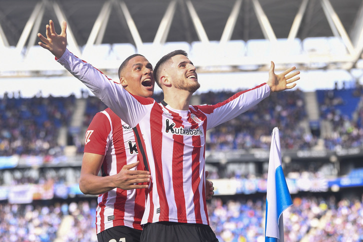 Sannadi, junto a Sancet, tras el gol de este último.