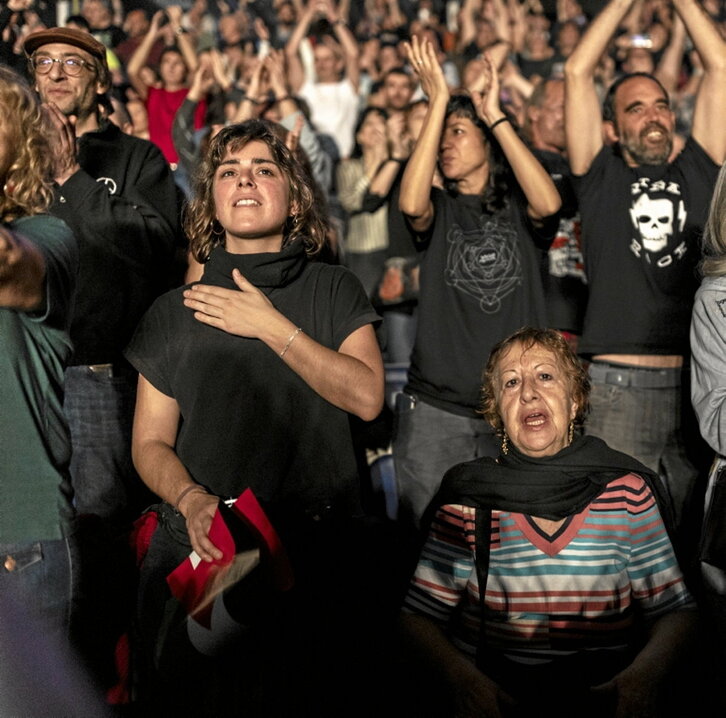 Fermin Muguruza y su equipo, ante más de 10.000 personas en el Wizink Center madrileño. La banda invitada fue el colectivo de «cumbiatón» feminista Tremenda Jauría.