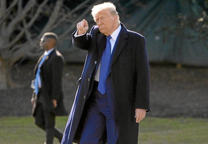 Donald Trumpek osatutako zerrenda onespena jasotzen ari da. Goian, Tulsi Gabbard eta Robert F. Kennedy Jr.