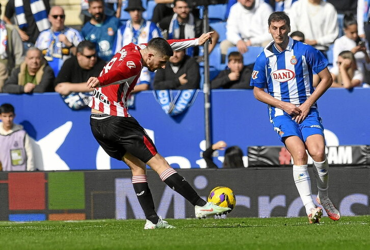 Oihan Sancet prepara el disparo durante el partido que enfrentó ayer a Espanyol y Athletic en el RCDE Stadium.