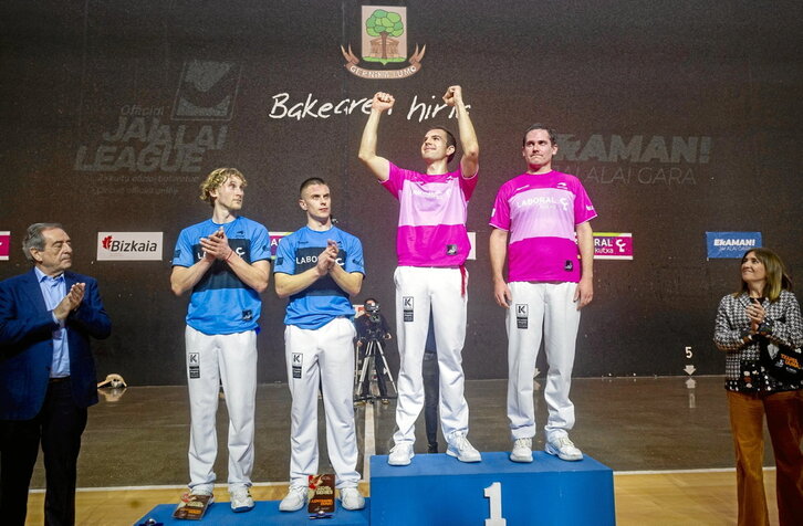 Ibarluzea eta Erkiaga, podiumeko lehen kaxoian; alboan, Laduche eta Manci.