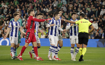 Los realistas protestan infructuosamente a Gil Manzano la tarjeta roja a Igor Zubeldia.