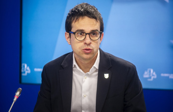 Pello Otxandiano insiste en que PNV y PSE tienen que elegir entre pactar la fiscalidad con el PP o con EH Bildu.
