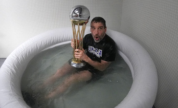 Baño sin traje para un Ibon Navarro que alza la Copa.