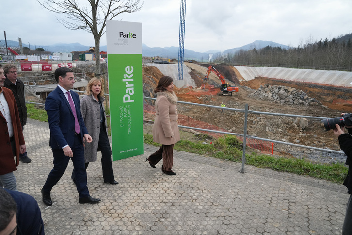 Pradales lehendakaria eta beste agintariak, parke berriaren eraikuntza lanetan bisitan.
