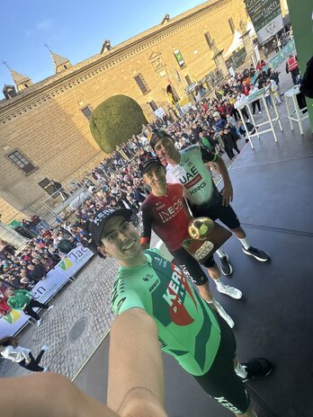 Ibon Ruiz se ha sacado un selfie en el podio con Kwiatkowski y Del Toro.