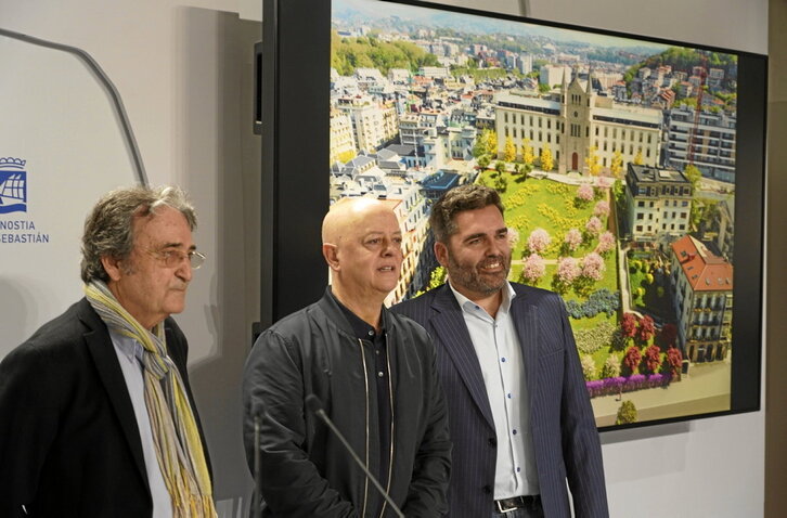 Letamendia, Elorza y Lasa posan frente a una imagen con un diseño alternativo para la ladera norte de San Bartolomé.