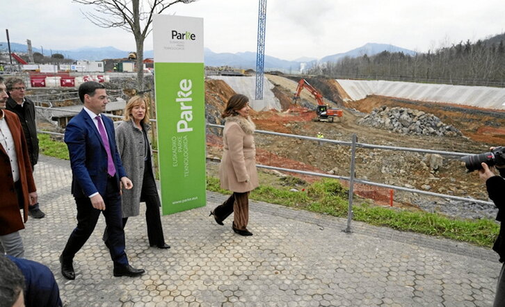 Pradales lehendakaria eta beste agintariak, parke berriaren eraikuntza lanetan bisitan.
