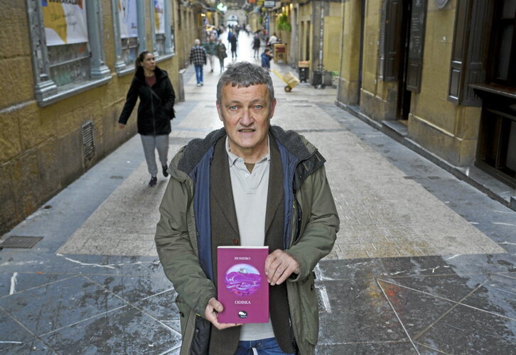 Matias Mugica, Donostian, itzuli berri duen «Odisea» liburuarekin.