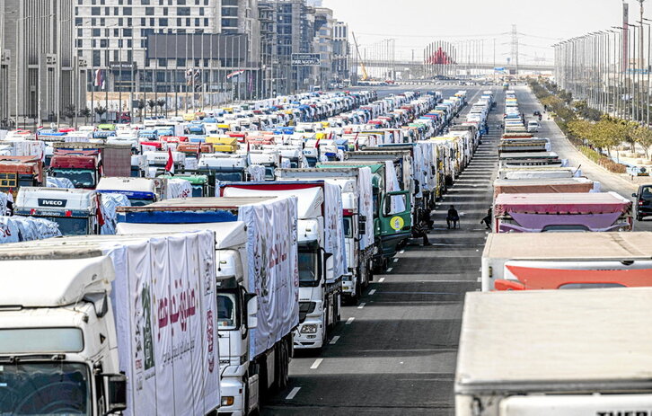 Camiones con ayuda para Gaza esperan en la Nueva Capital Administrativa de El Cairo.