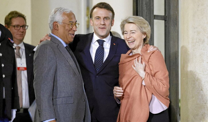 Emmanuel Macron, con António Costa y Ursula Von der Leyen, al término del encuentro en el Elíseo.