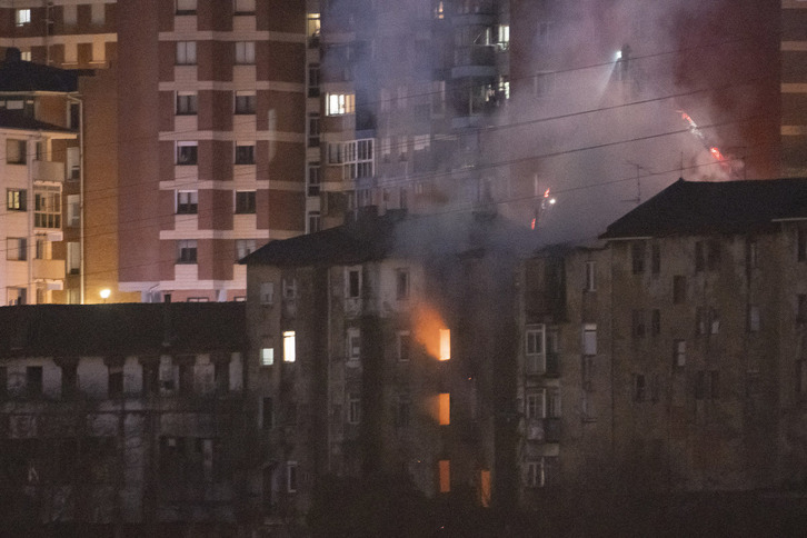 El edificio de tres plantas que se incendió en Basauri el 31 de enero.